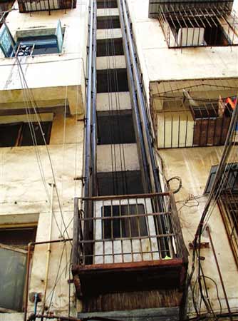 居民自制木质电梯使用10年被叫停图