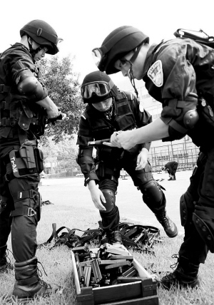 深圳特警举行紧急出动演练