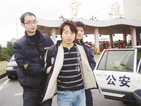 抢劫犯陈永贵从湖南押至宁波