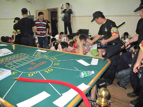 警方调集40余警力,一举捣毁南海大沥一以"百家乐"形式赌博的地下赌场