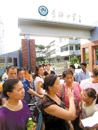 《"自愿捐资"非自愿》后,又有外来工家长读者反映,番禺区榄核镇星海