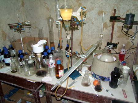 缴获全套完整大型制毒仪器设备和大批制