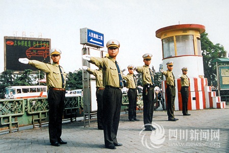 80年代  交警指挥交通基本靠手和吼