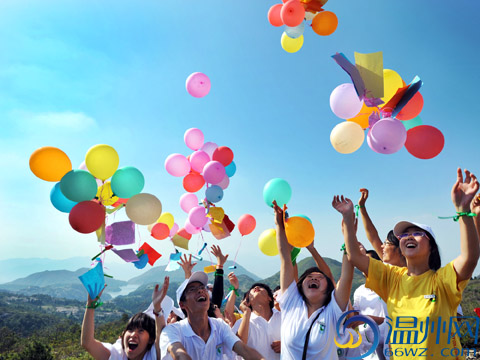 组图:重阳节大学生为老人放飞99只心愿气球