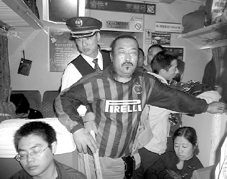 残疾人谢文强站在车厢过道睡觉