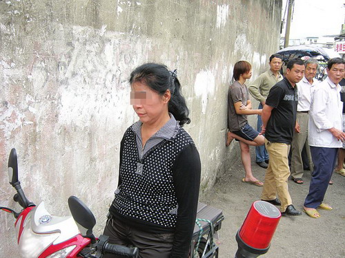 涉嫌"飞抢"的猛女被民警拦下.通讯员刘为民摄