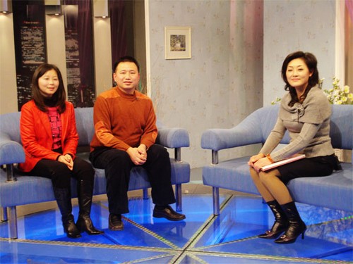 与主持卫华合影