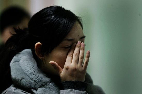 大华医院5号楼3楼病房外，一位被扒手刺伤的729路乘客的家属在哭泣。早报见习记者 王浩然 图
