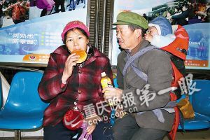 昨日，老郑陪着刚做完手术的老婆回家。通讯员 邓青春 摄