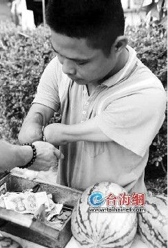 断臂卖瓜郎成网络红人称希望靠自己过日子 -大千世界-杭州网