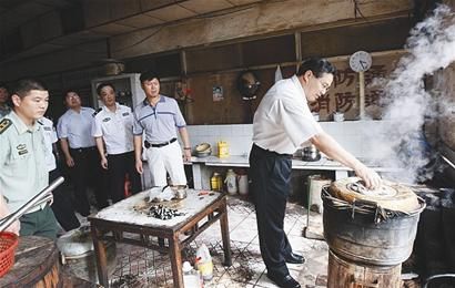 马旭明掀开锅盖后,见一派热气腾腾,锅里还烧着热水