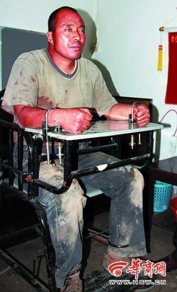 嫌疑人龚某接受警方问讯    本报记者 袁小锋 摄