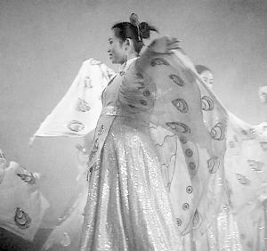 其中一只伴舞的"蝴蝶",台下有观众小声议论:这么大肚子怎么还来演出呢