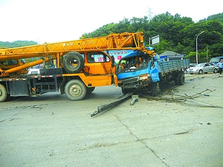 吊车与货车相撞 吊臂砸进了货车驾驶室司机被困