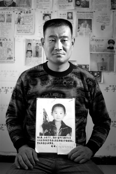 5名家长开贴有失踪孩子照片面包车进京寻线索