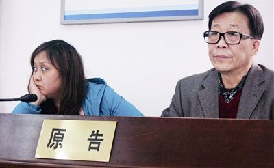 因认为自己和婆婆之争,都因为坐在被告席上的小叔子“作梗”,任女士庭审中一直不愿正视小叔子摄/记者 洪雪 因认为自己和婆婆之争,都因为坐在被告席上的小叔子“作梗”,任女士庭审中一直不愿正视小叔子摄/记者 洪雪