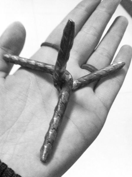 修车工为赚钱在40公里高速路撒铁蒺藜扎车