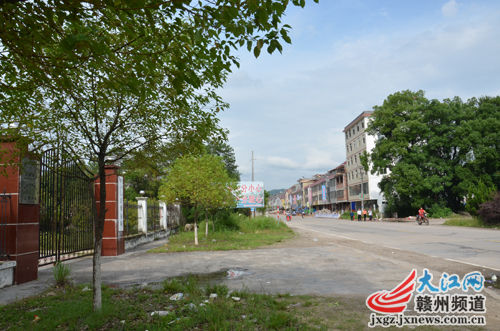 事故现场距离兴国县工商局江背工商分局不足200米。 事故现场距离兴国县工商局江背工商分局不足200米。