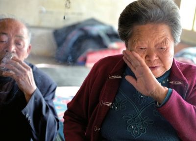 邻居照料空巢老夫妇3年 称觉得可怜忍不住去帮