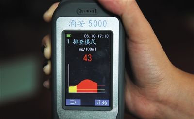 在饮用三扎啤酒5小时后,酒精测试仪显示刘女士体内酒精含量仍为43mg