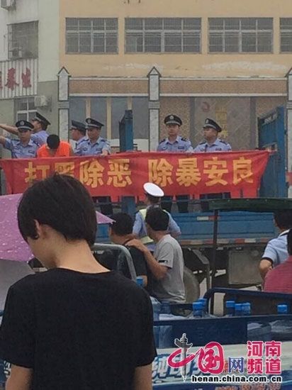 警察用敞篷车押运嫌犯引争议 称不存在游街