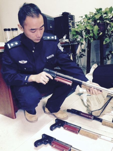 餐馆老板自制枪支欲借朋友打架被捕