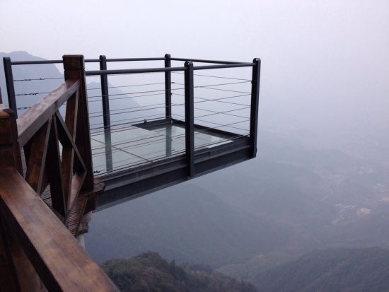 江西武功山悬空玻璃观景台被砸穿破损原因不明