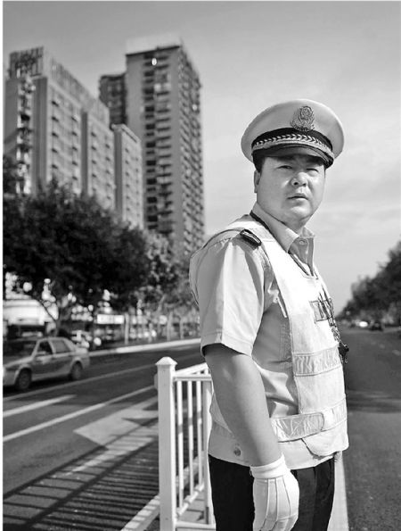 协警救落水者被指自导自演 目击者作证为其澄清