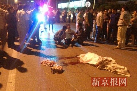 中年"宝马男"撞飞两辆电动车,致1死1伤后驱车向北逃离现场