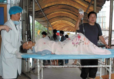 中年男子捅死人后遭围捕剖腹自杀图