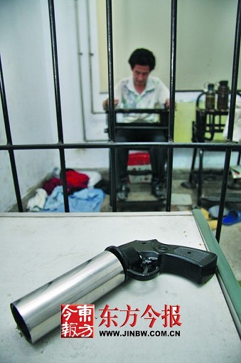 男子患妄想被迫害症用灭火枪袭击邻居(图)