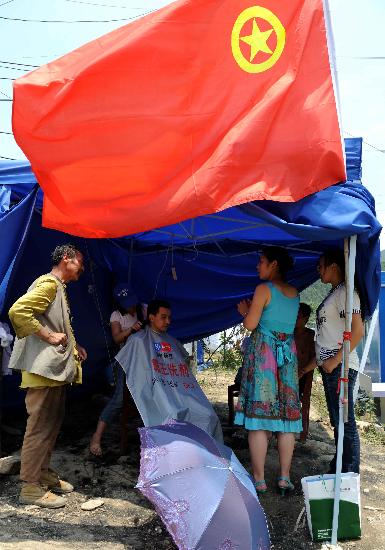 图文:志愿者在北川帐篷里为受灾群众义务理发