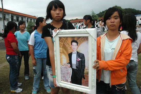 北川中学学生拥着老师遗像拍毕业照