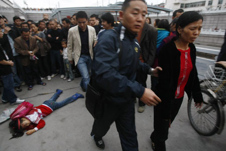 中年妇女当街刺死8岁女孩组图