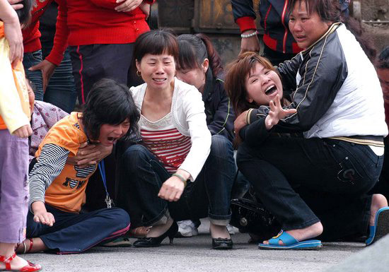 组图:福建渣土车侧翻压死2妇女