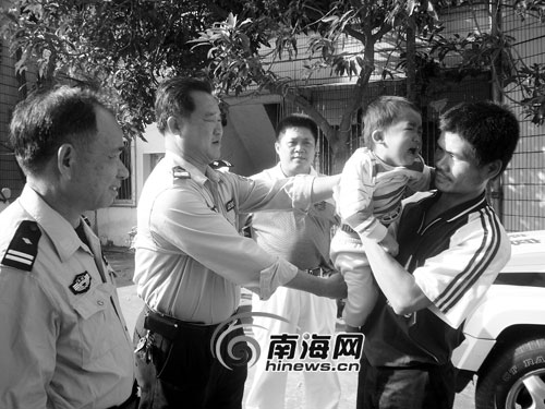 女子卖儿子被抓裸体大闹派出所组图