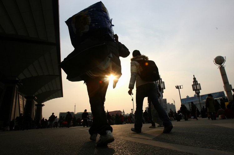 图文:扛着行李回家的旅客