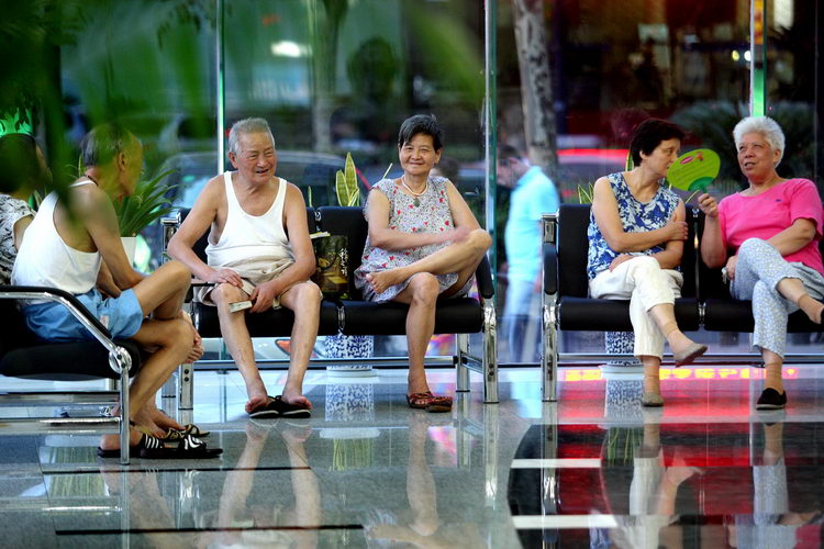 图文几位老人在花园中纳凉
