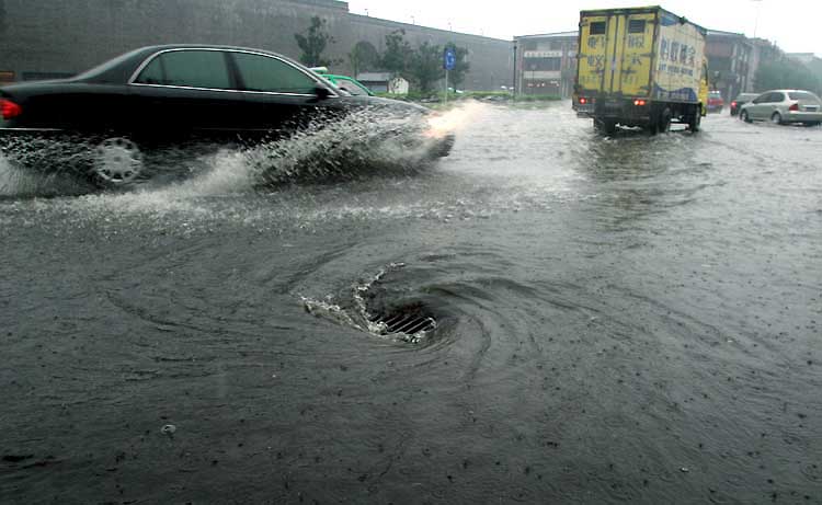图文西安瓢泼大雨致路面积水严重