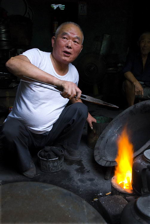 图文:补锅在程有松老人手里已辉煌60多年