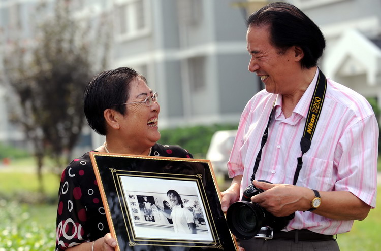 图文:两位老人时隔35年后再次相见