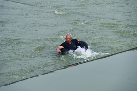 六旬老人收渔网时因水库放水被困河中组图