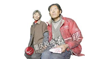 九盘村四社张宗万拿到崭新的两万元，百感交集。