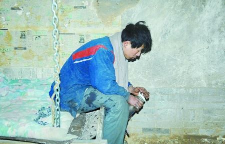 小伙患精神分裂被家人用铁链锁住脖子(图)