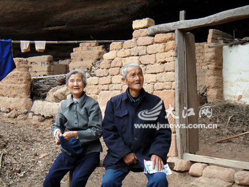 两位老人在岩洞生活半个世纪不舍搬离(组图)