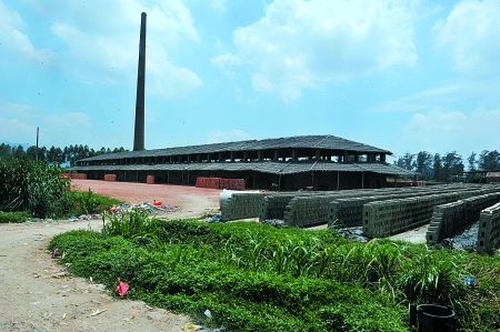 男子被黑中介以400元卖到砖厂 被迫当打手(图)