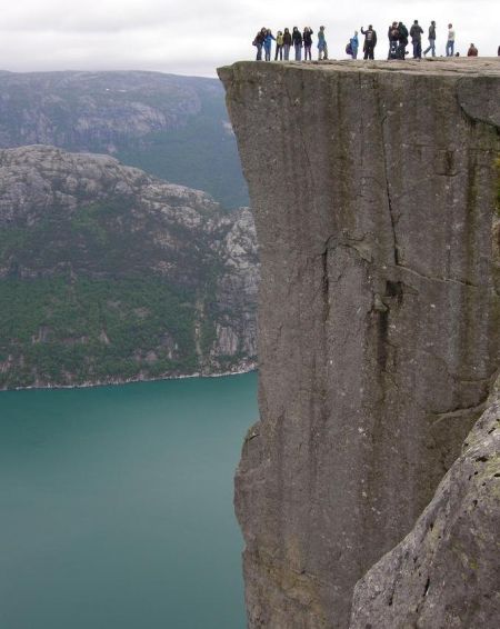 挪威高600余米悬崖景点无防护栏杆零事故(图)