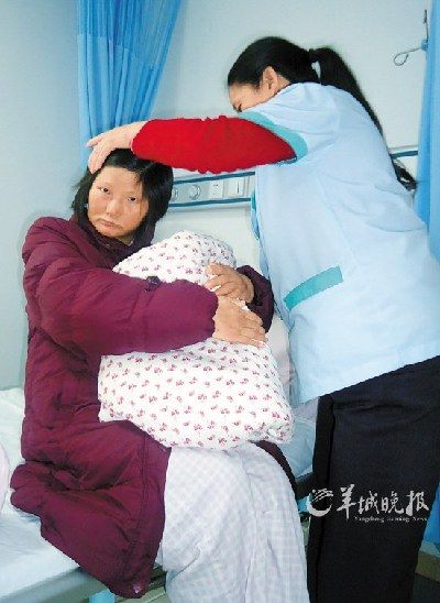 一名婴儿呱呱坠地,生下他的是一名神志不清,生活不能自理的流浪女子