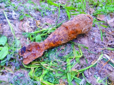 农妇耕地翻出迫击炮炮弹(图)