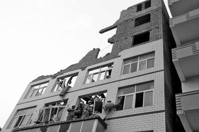 楼房加盖时房顶坍塌砸穿4层楼板致1死1伤(图)